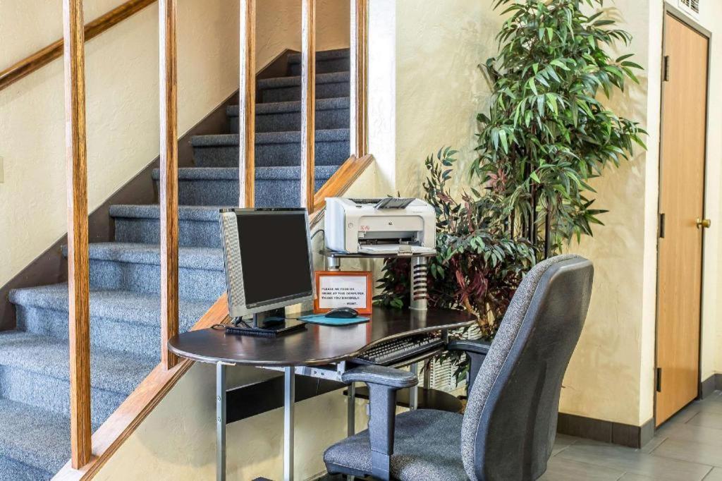 Rodeway Inn Лотон Экстерьер фото