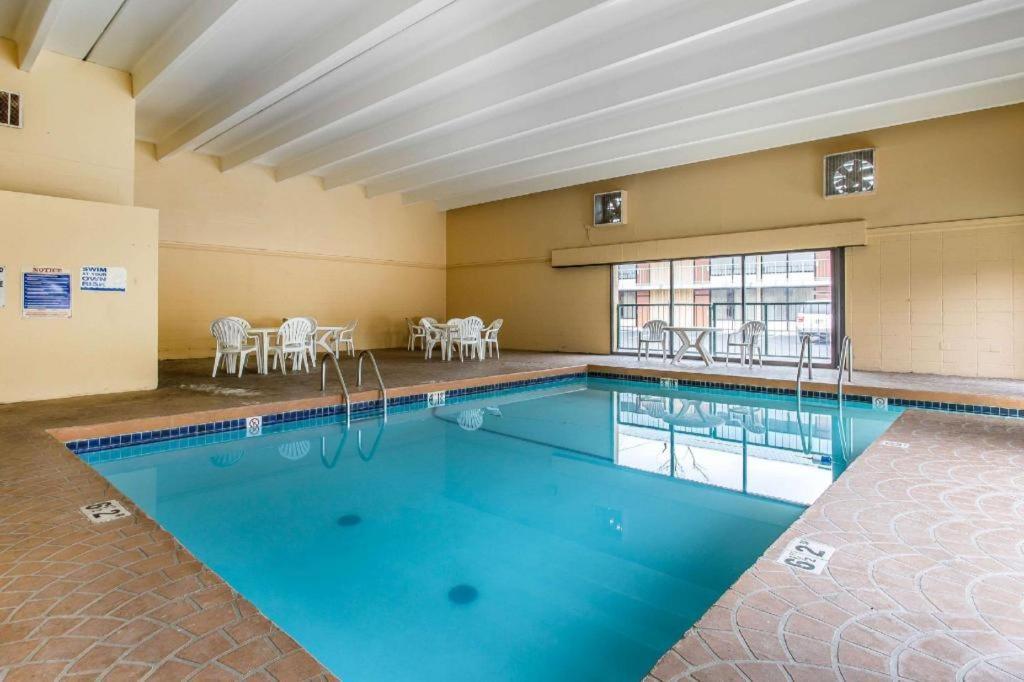 Rodeway Inn Лотон Экстерьер фото