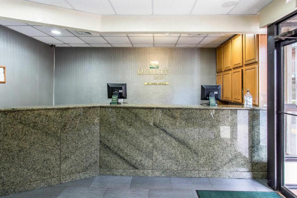 Rodeway Inn Лотон Экстерьер фото