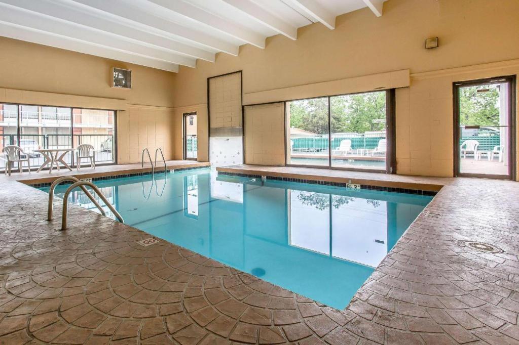 Rodeway Inn Лотон Экстерьер фото